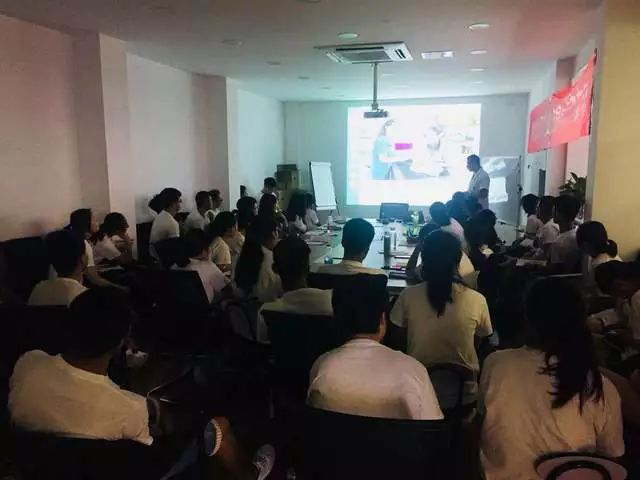 佳雯宠物医院资深兽医师李永学就基础保定及常规临床操作、人宠安全常识等进行深度讲解