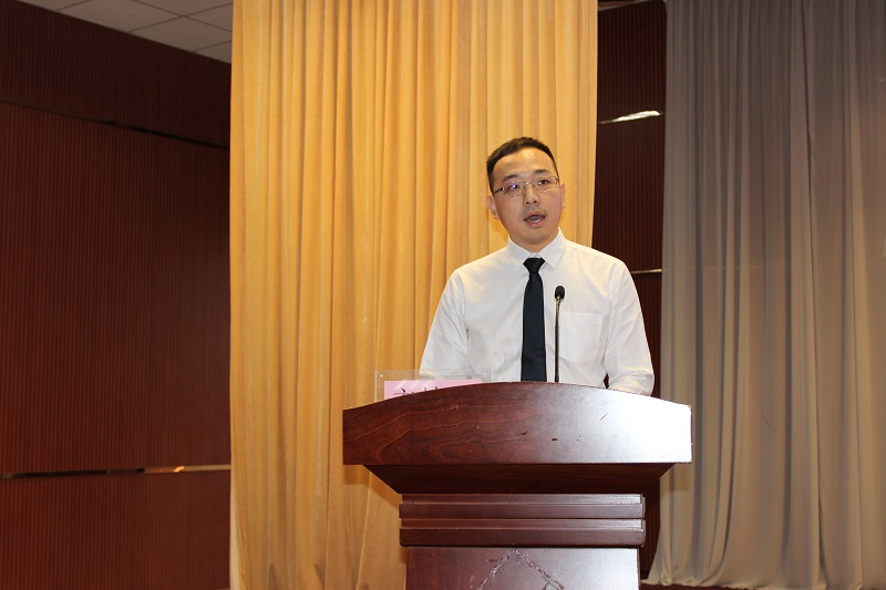 公司2009级兽医专业毕业生、唐人神集团饲料事业部人力资源总监柳宁作为优秀员工发言